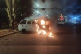 Kombi pega fogo e é destruída em estacionamento no Lago Sul. Imagens