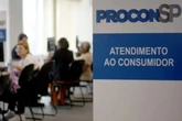 Procon-SP orienta consumidor após fechamento de empresa de intercâmbio