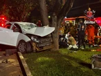 Homem morre e 2 ficam gravemente feridos após carro bater em árvore no DF