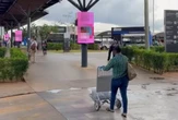 Mulher tem mala furtada ao parar para gravar no Aeroporto de Brasília.