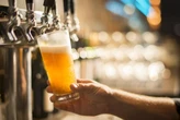 Homem obrigado a beber 4 litros de cerveja por dia processa Ambev