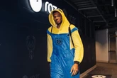Antetokounmpo veste fantasia de Minion em jogo contra Warriors