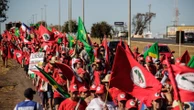 Com Correios no prejuízo, oposição protesta contra novo selo do MST