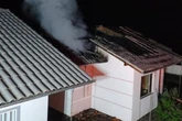 Homem embriagado agride companheira e coloca fogo na casa da família
