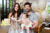 Isabelle Lobão e Jorge Argello festejam o 6º mesversário de Francesca