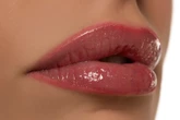 Maquiagem garante um aspecto de preenchimento labial caseiro e barato