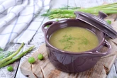 5 receitas de caldos, cremes e sopas low carb perfeitas para o frio