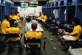 Reservas do Borussia assistem 1º tempo no vestiário por causa do calor