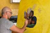 Artista pinta quadro de acolhimento em sala PreP/HIV de hospital no DF