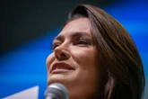 Michelle é cobrada por cortar de foto pastor que orou por Bolsonaro