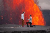 Homem faz pedido em casamento ao lado de vulcão em erupção. Veja fotos