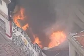 Incêndio de grandes proporções atinge galpão perto de escola no Centro