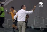 Treinador do Botafogo mostra dedo do meio para colega de time. Assista