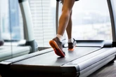 É melhor correr na rua ou na esteira? Veja o que diz um fisioterapeuta
