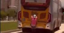 Homem se dá mal após tentar pegar carona na traseira de BRT. Vídeo