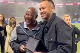 Neymar recebe homenagem pelo Santos em intervalo de jogo. Veja o vídeo