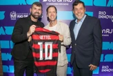 Vettel ganha camisa do Flamengo autografada por Zico em evento no Rio
