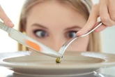 Sol, lua, água e até vento: entenda os riscos das dietas extremas
