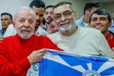 Com história como enredo, Lula recebe camisa da Acadêmicos de Niterói