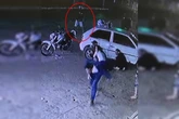 Vídeo: criminoso atira, causa pânico e acerta namorada sem querer