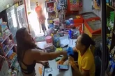 Mulher dá chinelada em atendente após filho gastar R$ 10 em mercado; vídeo