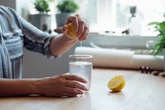 Água com limão: confira motivos para incluir o hábito na rotina