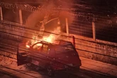 PE: carro derruba poste e fica em chamas; moradores resgatam motorista
