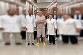 Bolsonaro posta foto com equipe médica e afirma: “Sigo confiante”