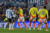 Vídeo: Benfica brinca com polêmica entre Richard Ríos e Otamendi