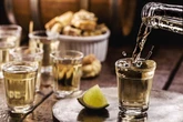 Dia da Cachaça: 5 bares e restaurantes para apreciar a “marvada” no DF