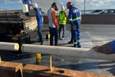 Chapa metálica usada em obra na Ponte JK se solta e atinge veículo