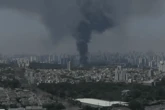 Incêndio de grandes proporções destrói galpão na Lapa em SP