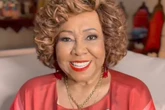 Vídeo: Alcione preocupa ao deixar evento da Bahia de cadeira de rodas