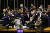 Centrão pavimenta anistia, e Motta encerra greve de bolsonaristas