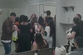 Vídeo: pais se revoltam, chutam porta e tentam invadir hospital no DF