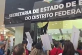 Protesto de professores em greve tem confusão em frente à sede da SES-DF