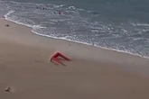 Vídeo: forte ventania faz mesas voarem em praia de São Paulo