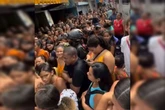 Vídeo: guerra por maquiagem de R$ 10 fecha rua e mobiliza a PM