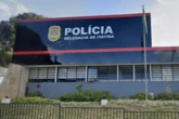 Mulher é esfaqueada por companheiro em ponto de ônibus após discussão