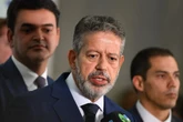 Imagem de Lira com bolsa Hermès viraliza e levanta alerta para 2026