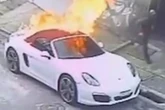 Vídeo: homem é flagrado queimando Porsche na zona sul de SP