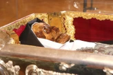 Corpo de santa morta há 443 anos é exibido em basílica na Espanha