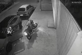 Vídeo: homem é assaltado por dupla armada em moto no interior de SP