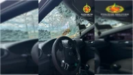 Vídeo: enfurecido, marido quebra parabrisa e se pendura em carro em movimento