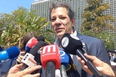 Haddad chora em velório e destaca resiliência de fundador do PT morto.