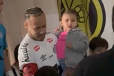 Vídeo: Neymar entra em campo com Mavie e encanta fãs com momento fofo