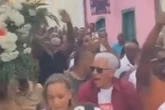 BA: cidade faz cortejo e festa para se despedir de conterrâneo. Vídeo