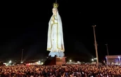 Inauguração de imagem enorme de Nossa Senhora de Fátima atrai multidão.