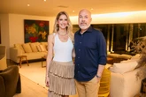 Rodrigo e Susan Neves recebem convidados em animado happy hour