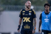 Vídeo: antes de jogo com Flamengo, Neymar brinca com Davi Lucca no CT